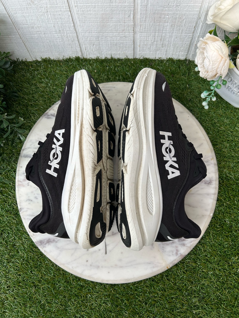 HOKA women EVERYDAY RUNNING
Bondi 9 BLACK/WHITE size  8 preowned 
$ 175 - Picture 12 of 15